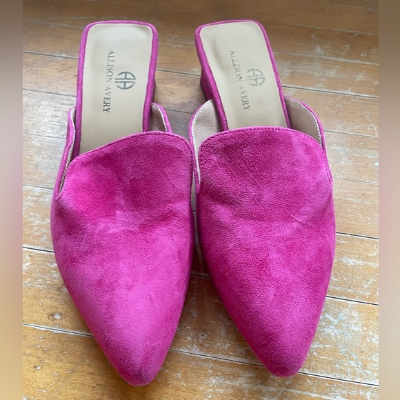 Allison Avery 6.5 Fuschia Mule in genuine suede, gold emblem block heel (1.5 in) - Picture 3 of 5